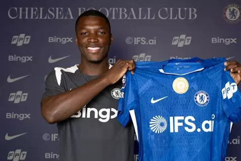 "حلمي أن أصبح أسطورة".. تشيلسي يعلن تجديد عقد كايسيدو